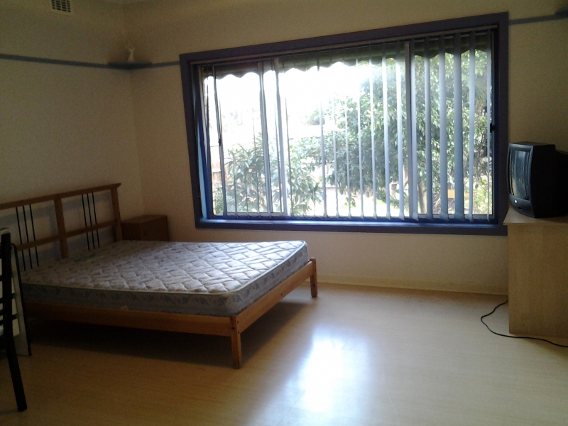 3 ALBERT CRES 房子设施齐全,居住舒适,夏天有空调,冬天有暖风,WIFI信号强,网速快。可以拎包入住。<br /><br /> 浴室和厕所是分开的,独立的洗衣房和阳光房,晾晒衣服很快很方便。下午的时候在外面的平台晒晒太阳,也是极好的。<br /><br /> 如果您开车,门口有几十个车位随便你选。如果您乘公交,出门走50步就有公交车站。自行车、滑板、Scooter什么的也没问题。<br /><br /> 这里位于Sprin