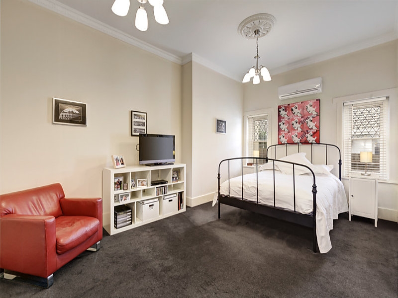 独立大House,位于东区三大传统富人区Hawthorn East,Canterbury和Camberwell交汇处,地理位置极佳,距City仅10公里。交通便利,步行至East Camberwell火车站仅需5分钟,步行至Camberwell火车站10分钟,开车2分钟。坐火车10分钟到City,8分钟到Boxhill,5分钟到Swinburne Uni。 房子地处优质学区,包括公立小学Camberwell Primary,公立中学Camberwell High,Canterbury Girl Secon